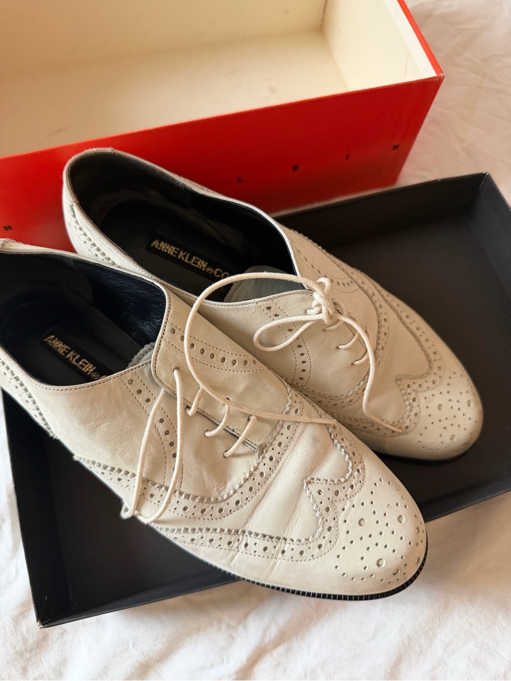 Anne Klein Cream Brogue Wingtip Lace-Up Flats